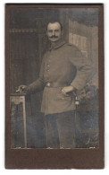 Fotografie Fotograf Und Ort Unbekannt, Portrait Soldat In Feldgrau Uniform Mit Kaiser Wilhelm Bart  - Anonymous Persons