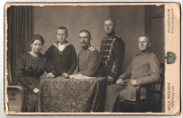 Fotografie Wilh. Redeke, Hildesheim, Kreuzstr. 22, Portrait Husar Und Soldaten In Uniform Rgt. 73 Und 14  - Anonymous Persons