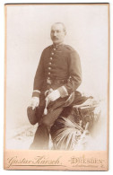 Fotografie Gustav Karsch, Dresden, Antonstr. 2, Portrait Sächsischer Uffz. In Uniform Rgt. 12 Mit Säbel Und Zwirbelb  - Personnes Anonymes