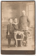 Fotografie Julius Grusche, Neugersdorf I. S., Portrait Sächsischer Soldat In Feldgrau Uniform Mit Familie  - Personnes Anonymes