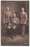 Fotografie Ernst Tepper, Berlin, Chausseestr. 4-6, Portrait Drei Soldaten In Gardeuniformen Mit Säbel  - Anonymous Persons