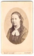 Fotografie Maler Buchner, Stuttgart, Portrait Dame Im Biedermeierkleid Mit Haarnetz Und Spitzenkragen  - Anonymous Persons