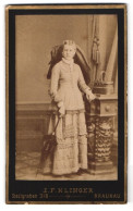 Fotografie J. F. Klinger, Braunau, Stadtgragen 318, Portrait Dame Im Hellen Kleid Mit Grosser Haarschleife Und Schirm  - Anonymous Persons