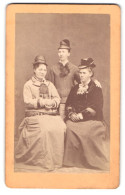 Fotografie Ferdinand Nielsen, Arendal, Portrait Drei Damen In Kleidern Mit Schicken Hüten  - Personnes Anonymes