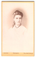 Fotografie Eulenstein, Leipzig, Tauchaer Str. 29, Portrait Junge Frau Im Weissen Kleid Mit Locken  - Anonymous Persons