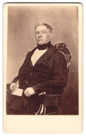 Fotografie Wilhelm Ernst, Hannover, Anger-Str. 13a, Portrait Herr Im Anzug Mit Halstuch  - Personnes Anonymes