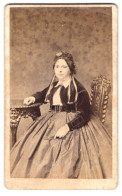 Fotografie A. Noack, Hamburg, Langereihe 63, Portrait Dame Im Reifrock Kleid Mit Bolero Und Kopfschmuck  - Anonymous Persons