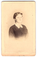 Fotografie Ferd. Bak, Sigmaringen, Portrait Junge Dame Mit Kragenbrosche  - Anonymous Persons