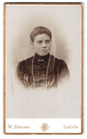 Fotografie Wilh. Schroers, Lehrte, Sedanstrasse 9, Portrait Junge Dame Mit Zurückgebundenem Haar  - Anonymous Persons