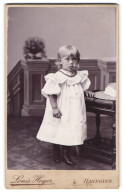 Fotografie Louis Hoyer, Hannover, Vahrenwalder-Strasse 104, Portrait Kleines Mädchen Im Weissen Kleid  - Personnes Anonymes