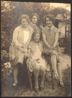 Four Females Women Girls Outside Old Photo 12x9 Cm #40541 - Personnes Anonymes