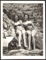 Two Pretty Women Bikini Girls On Beach Old Photo 12x9 Cm #40539 - Personnes Anonymes