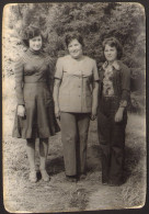 Three Females Women Girls Outside Old Photo 12x9 Cm #40540 - Personnes Anonymes