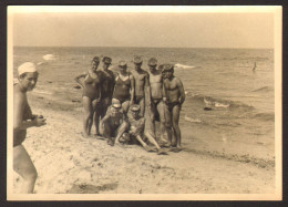 Trunks Muscular Men Guys Mask On Beach Gay Int Old Photo 10x7cm #40064 - Anonymous Persons
