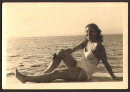 Pretty Woman Bikini Girl On Beach Old Photo 9x6 Cm #40537 - Anonymous Persons