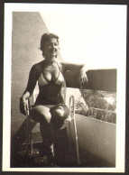 Pretty Woman Bikini Girl On Terrace Old Photo 9x6 Cm #40534 - Personnes Anonymes