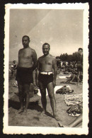 Two Men Guys On Beach Gay Int Old Photo 9x6 Cm #39767 - Anonymous Persons