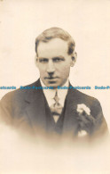 R152614 Old Postcard. Man Portrait - Monde