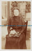 R152620 Old Postcard. Woman Sitting On The Chair And With Flowers - World
