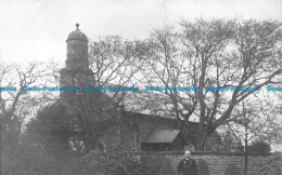 R151960 Old Postcard. Man Near The Church - Monde