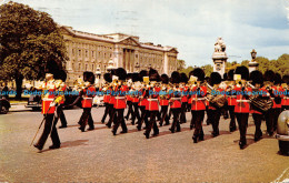 R153304 Guards Band Near Buckingham Palace. London - Andere & Zonder Classificatie