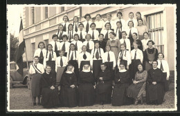 Foto-AK Leoben, Abt Mit Ordensschwestern Und Schülerinnen  - Other & Unclassified