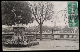 79 - NIORT - La Place De La Brèche - Animée - Niort