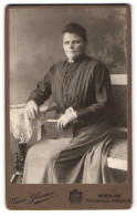 Fotografie Marie Gleisner, Wien, Thaliastrasse 11, Bürgerliche In Schwarzer Bluse Mit Buch  - Anonymous Persons