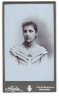 Fotografie Josef Ferber, Wr. Neustadt, Bahngasse 30, Junge Frau In Weissem Kleid  - Anonymous Persons