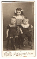 Fotografie H. Norgaard, Aars, Mädchen Mit Zwei Kleinen Jungen Auf Stühlen  - Anonieme Personen