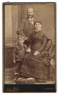 Fotografie August Wilcke, Innsbruck, Rudolfstrasse, Vater, Mutter Und Kind In Festlicher Kleidung  - Anonymous Persons