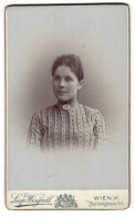 Fotografie Leop. Wisgrill, Wien, Mollardgasse 44, Junge Dame Mit Kragenbrosche  - Anonymous Persons