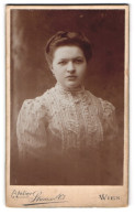 Fotografie Strauss & Co., Wien, Kohlmarkt 5, Junge Dame In Hübscher Kleidung  - Anonymous Persons