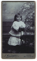 Fotografie J. Wiesinger, Wien, Linzerstr. 123, Kleines Mädchen In Modischer Kleidung  - Anonymous Persons