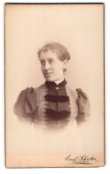 Fotografie Emil Schröter, Potsdam, Schloss-Str. 1-3, Junge Dame Im Modischen Kleid  - Anonyme Personen