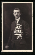 Foto-AK Mann Im Anzug Mit Zahlreichen Orden  - War 1914-18