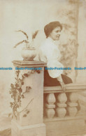 R152021 Old Postcard. Woman - Monde