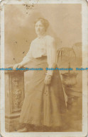 R152736 Old Postcard. Woman. M. B. Olley - Monde