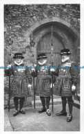 R152783 Tower Of London. Yeoman Warders In State Dress - Other & Unclassified