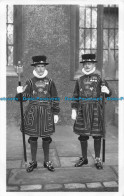 R152785 Tower Of London. Head Warder And Yeoman Gaoler In State Dress - Other & Unclassified