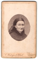 Fotografie C. Weidinger & Blasel, Linz, Promenade Drei Mohren, Portrait Hübsche Frau Mit Kopftuch  - Anonieme Personen