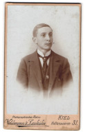 Fotografie Veldmann & Laukühn, Kiel, Holtenauerstr. 31, Portrait Junger Mann Mit Krawatte Im Jackett  - Anonymous Persons