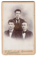 Fotografie W. Kleinschmidt, Braunschweig, Bohlweg 8, Portrait Drei Junge Männer In Eleganten Anzügen  - Anonymous Persons