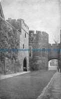 R152801 Tower Of London. View Along The Outer War. Gale And Polden - Other & Unclassified