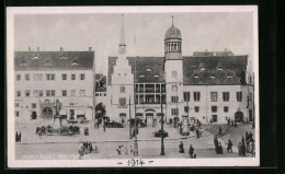 AK Halle A. S., Passanten Vor Dem Alten Rathaus  - Autres & Non Classés