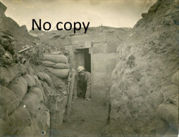 PHOTO FRANCAISE 285e RI - POILU SORTANT D'UN BUNKER ALLEMAND AU LABYRINTHE PRES NOTRE DAME DE LORETTE GUERRE 1914 1918 - War, Military
