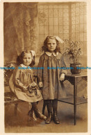 R152887 Old Postcard. Two Girls - World