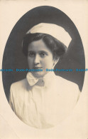 R152890 Old Postcard. Woman. J. W. Fyfe - Monde