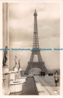 R152196 Paris. La Tour Eiffel Et La Terrasse Du Palais De Chaillot. C. A. P. RP - Monde