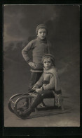 Foto-AK Zwei Jungen Mit Einem Schlitten, 1915  - Wintersport